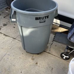 Brute Trash Can On Wheels 