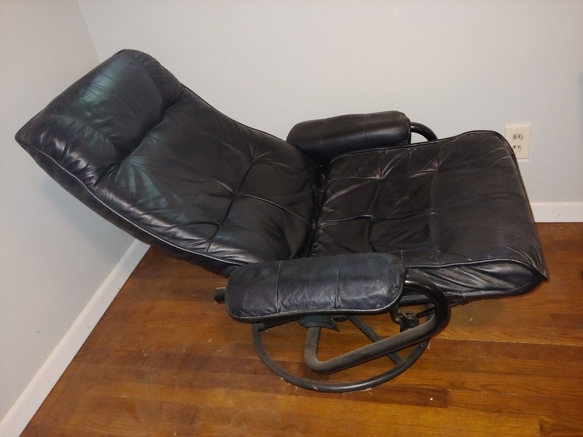 Recliner, black leather