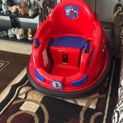 Carro Chocador De Juguete Para Niño Está Muy Bonito Cómo Nuevo Solo Que No Tiene Si Cargador Pero En La Walmart Ay Y Solo Cuesta 10 Dólares 