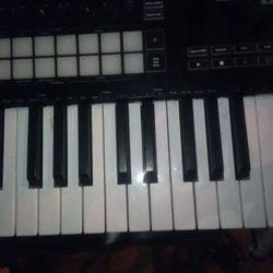 Pre-owned Novation Launchkey 25 Midi Key Controller 