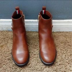 Size 6M women boots - Tommy Hilfiger Excellent Condition