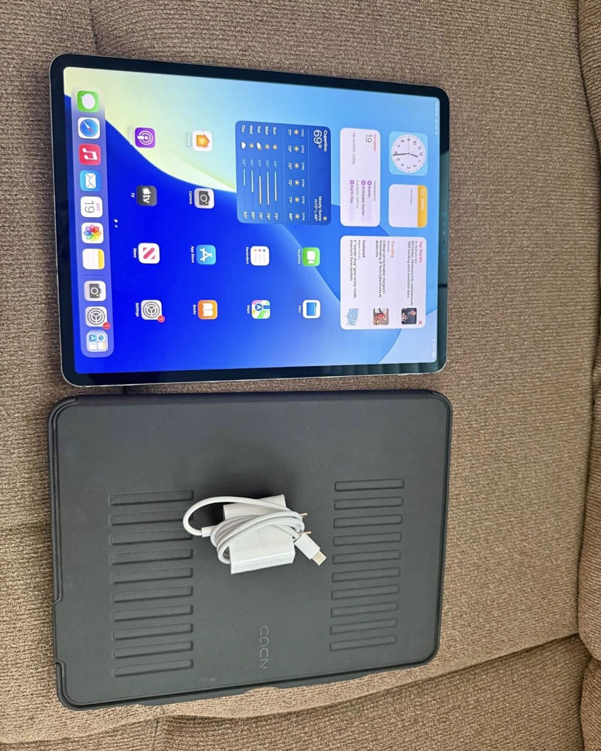 iPad Pro 12.9 Inch M1 WIFI + Cellular (unlocked), 256gb, case, 98% Battery Life.