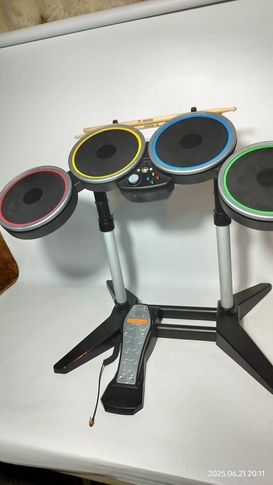 Xbox 360 Wireless Harmonix Rock Band Drum Set XBDMS2 With Pedal/Sticks Works
Missing battery cover