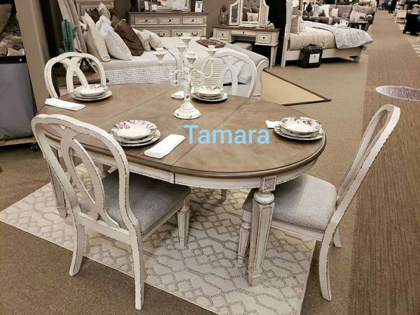 Juego de comedor 4-Piece Oval Extendable Dining room set for Sale in