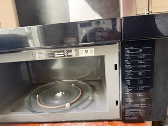 LG 1.7 cu. Ft. 30 in Width Over the range Microwave. Less than a year old remodeled kitchen no longer needed