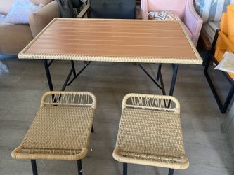 Outdoor dining table with 2 ottoman
