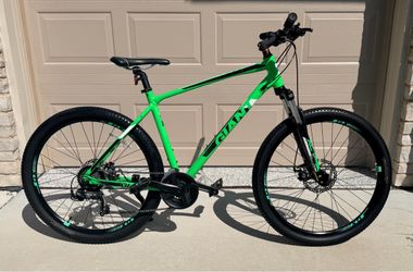 Giant ATX Mountain Bike – 20" Frame / 27.5" Wheels (21-Speed, Disc Brakes, Like New!)