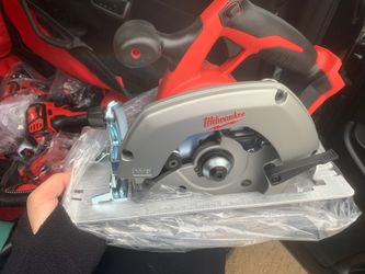 Milwaukee Circular Saw 6 1/2 90$ TOOL ONLY