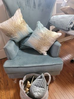 Large chair 3 matching pillows