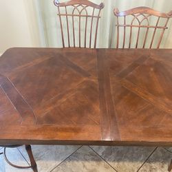 EXCELLENT Dining Set with Large Leaf and 4 chairs