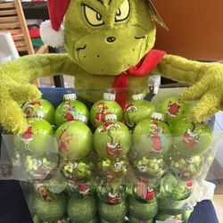 Arrange Christmas tree decoration