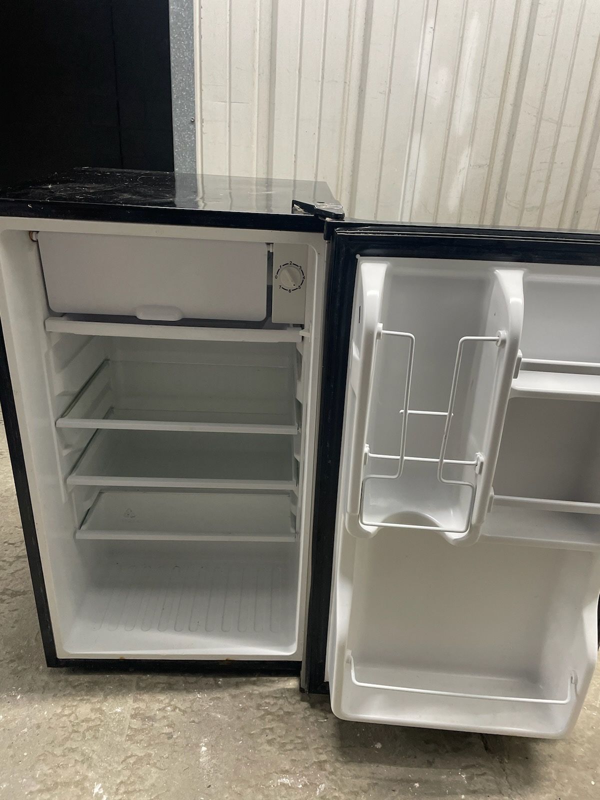 Magic Chef 17.52x19.3"x32.7 Mini Refrigerator
