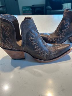 Women’s Ariat boots/booties