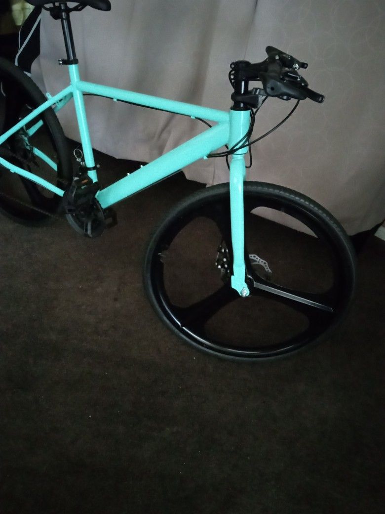 BIKE 24 FRAME LIKE NEW HARDLY USED GREAT CONDITION DISC BRAKES 26X1.50 TIRES