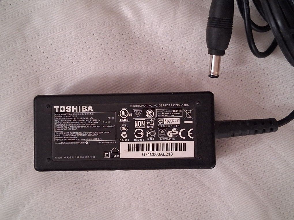 Toshiba 19v 1.58Ah Laptop Power Adapter