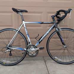 700x25c. TREK ROAD BIKE. (L).56CM. ALUMINUM & CARBON FIBER. FRESHLY TUNE UP EXCELLLENT CONDITION 👌🏼