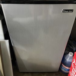 Magic chef Mini Refrigerator Gently Used See Pics 