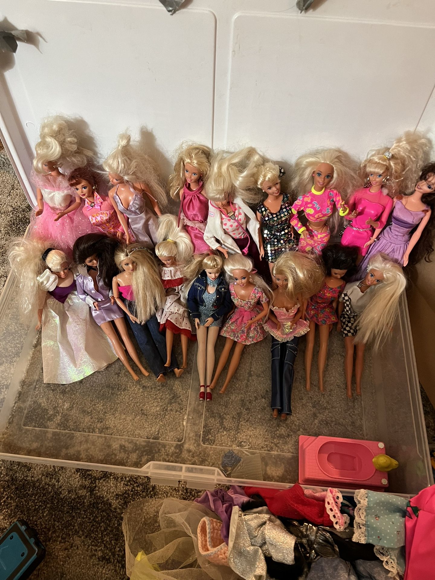 Barbies Galore!! W/ Extra Clothes , Bedding &accesories 