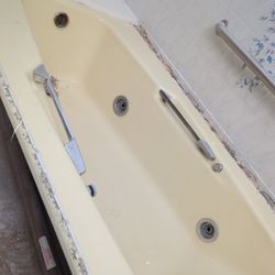Giving away Whirlpool Tub