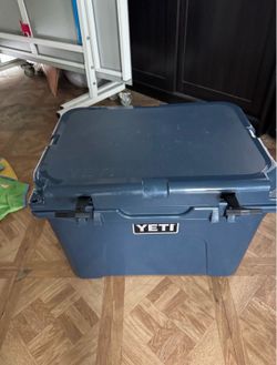 BRAND NEW YETI TUNDRA 35 NAVY