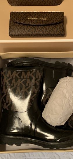 MK BOOTS SIZE 5 IN WOMEN BASICALLY NEW JUST WANT 40$ PAYED WAY MORE MUST PICK UP
