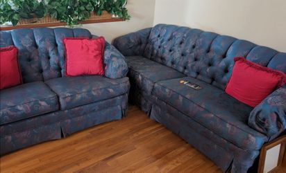 Beautiful vintage Broyhill sofa and loveseat with 3 accent pillows