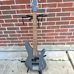 Bass Mitchell 4 strings
