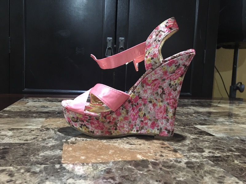 Flower Wedges Size 8