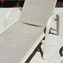 4 pool lounge chairs