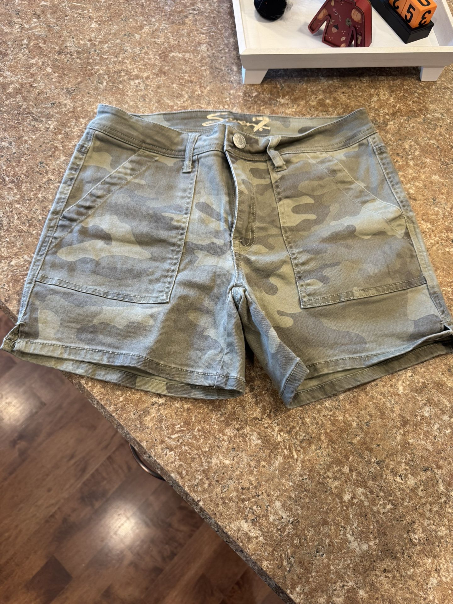 Women’s new without tags seven jeans camouflage shorts shipping available