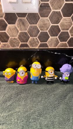MINION. TOY   LOT
