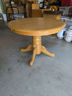 Oak Round or oval dining table