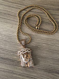 Jesus charm & chain Gold