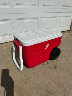 Vintage A & W rolling cooler perfect size easy travel