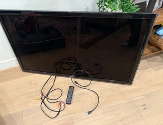 Samsung Flat Screen TV with Remote 46 inch