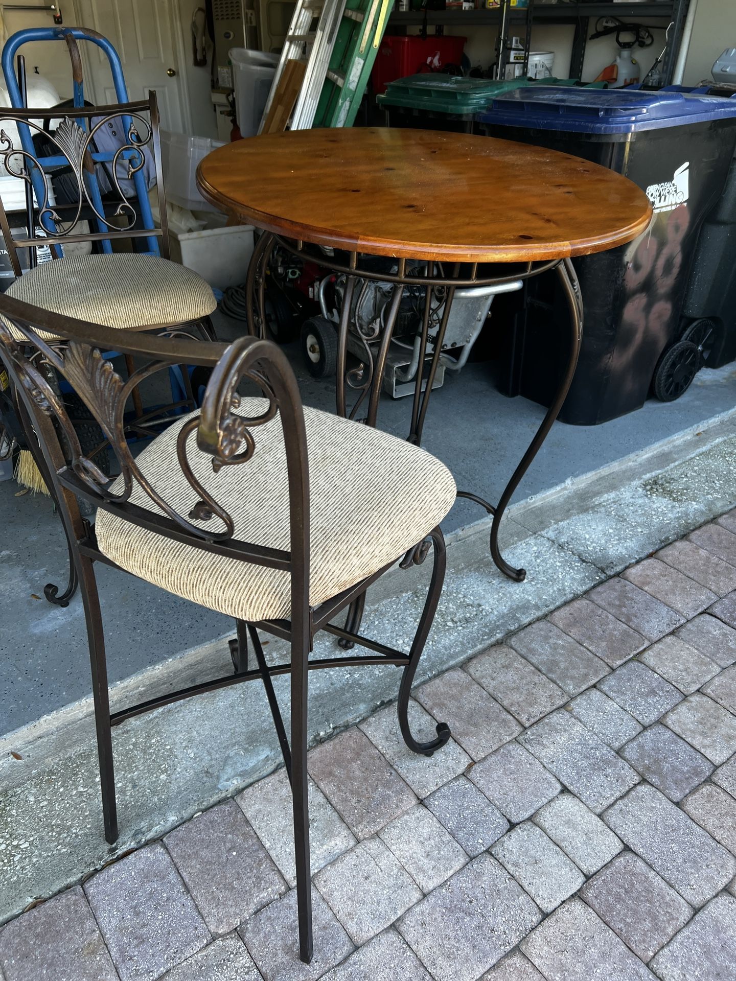 Kitchen Bar Style Table And Chairs.