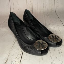 Tory Burch Sally Sz 7.5 Black Heels - Peep-Toe Wedge Silver Logo Pebbled Leather