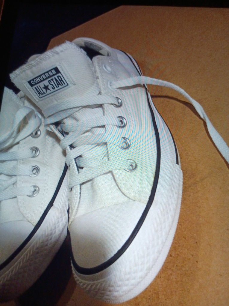 CONVERSE ALL STARS CLASSIC WHITE/BLACK. LOW TOPS SIZE 8