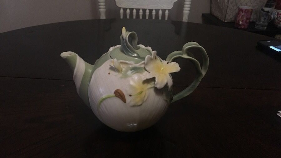 Ceramic tea pot