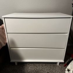 2 white drawers 