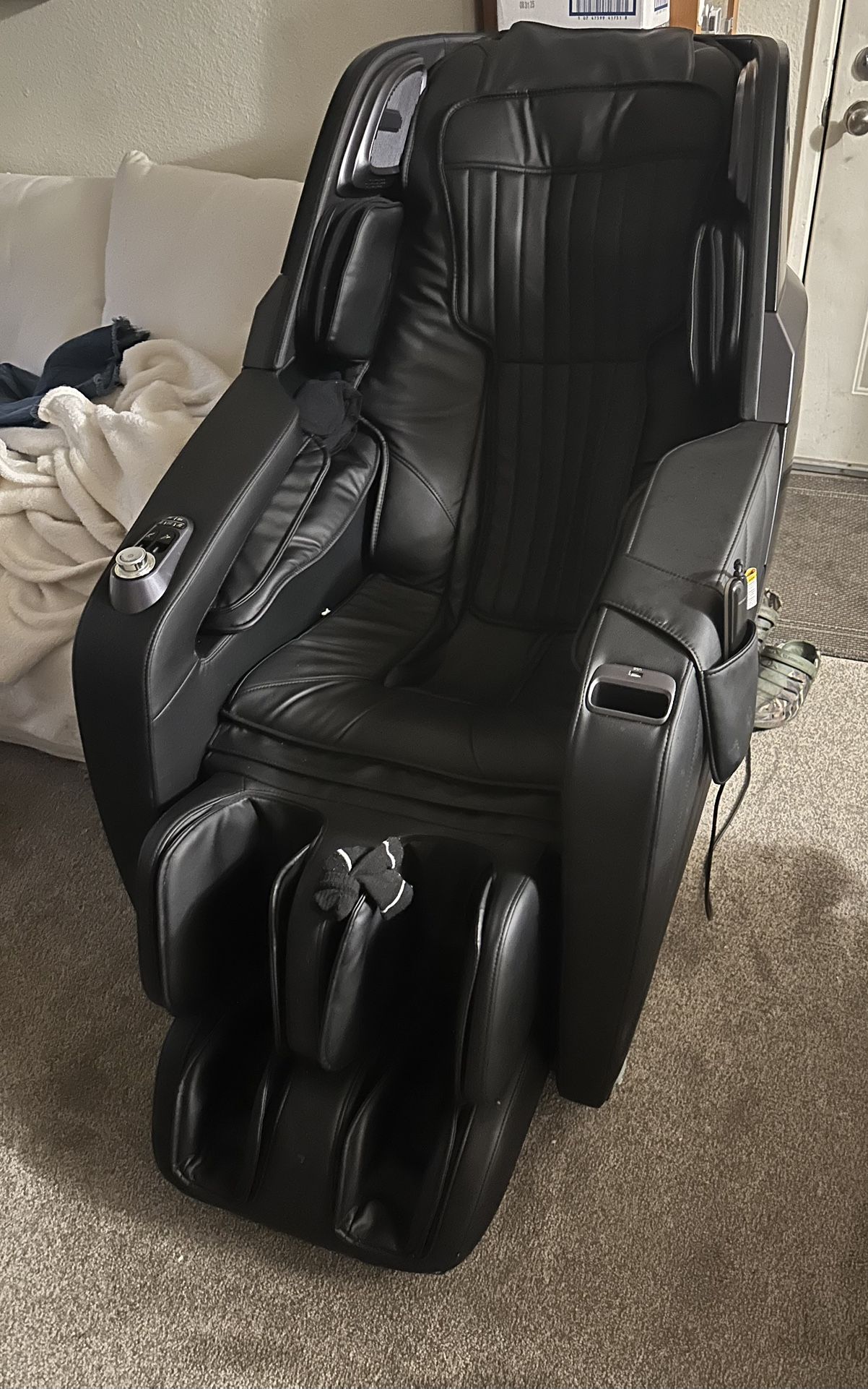 Insigniaâ„¢ - 3D Zero Gravity Full Body Massage Chair - Black