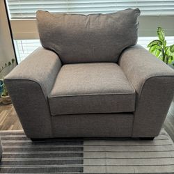 Gray Oversized Chair – Excellent Condition 🪑