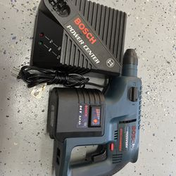 BOSCH HAMMER SDS-PLUS 24VOLT 3.0AH WITH BATTERY AND CHAGER. LIKE NEW.