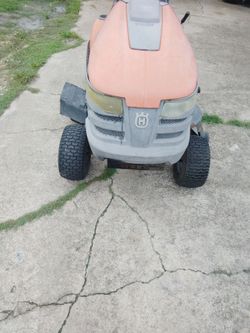 42"Cut Husqvarna riding lawnmower runs cuts great no issues