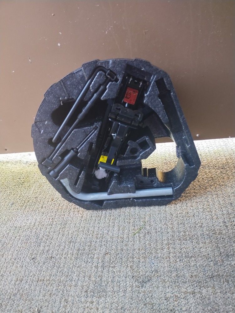 Volkswagen Jack Has Special Lug Nut Tool