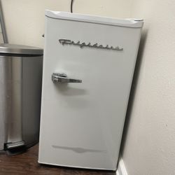 frigidaire mini fridge 