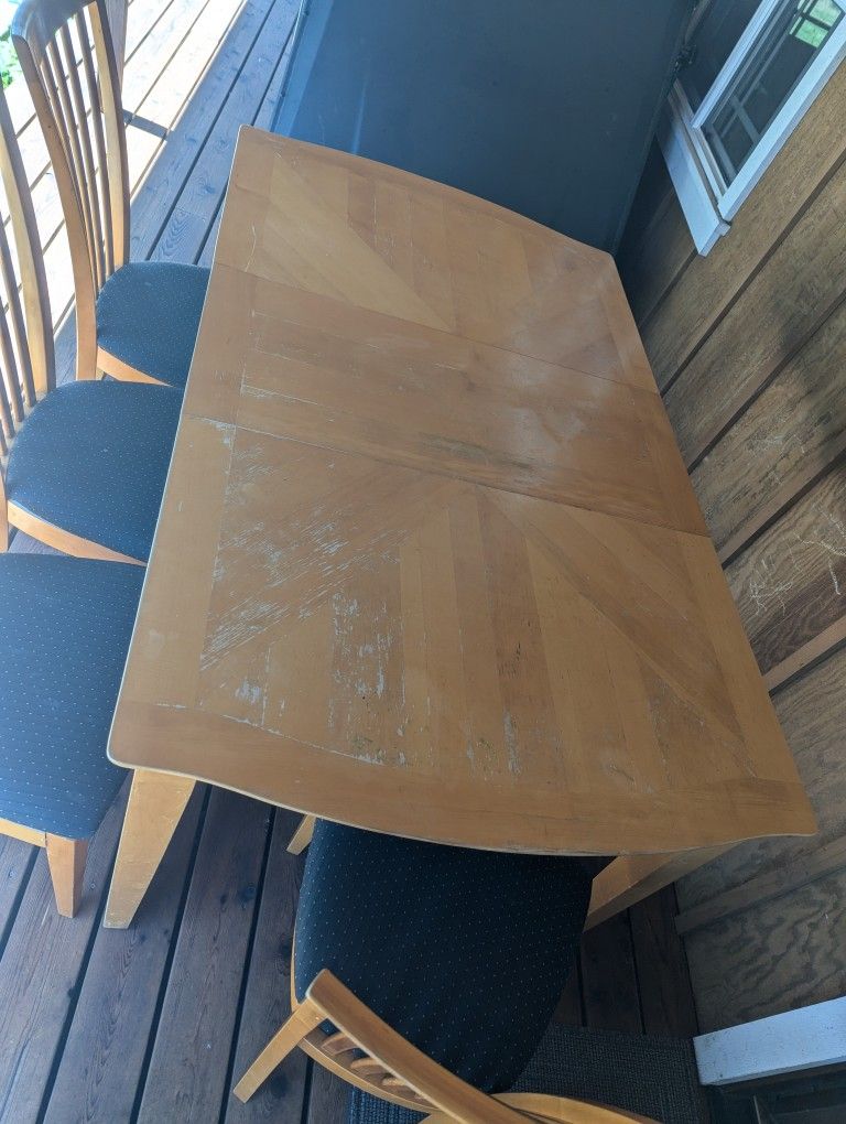 Dinning Table with 6 Chairs!