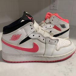 Nike Shoes (( Size 6 Y )) 