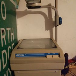 Quill ProjectorThis is a vintage 3M 9060 Overhead Transparency Projector. This type of This is a vintage 3M 906 in education and business before digi