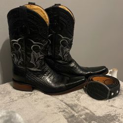 Mini Tauro  Boots  , Size 7.5 Negras Con Cinto